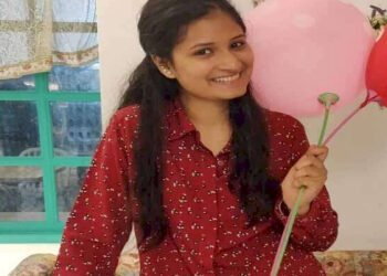 सरकारी स्कूलों में ख़ुशियों की चित्रकारी करने वाली लड़की