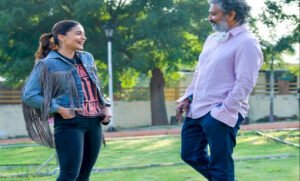 आरआरआर के सेट पर निर्देशक एसएस राजमौली के साथ आलिया भट्ट