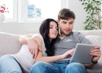 कमिटेड रिश्ते में है और सोशल मीडिया पर भी? तो ये मंत्र आपके काम आएंगे…