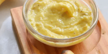 खिली-निखरी, मुलायम, बेदाग़ त्वचा के लिए लगाएं केले से बने ये फ़ेस मास्क