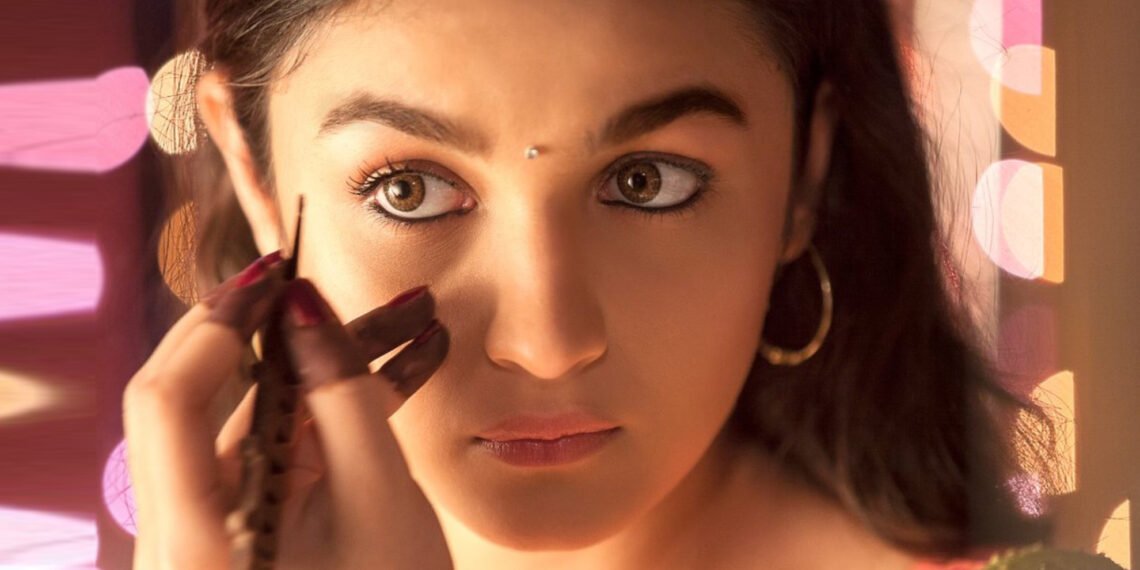 काजल लगाने जा रही हैं? तो इन बातों का रखें ध्यान