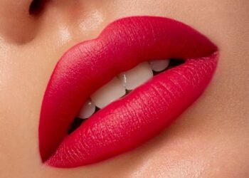 लिपस्टिक को इस तरह लगाएंगी तो युवा नज़र आएंगी