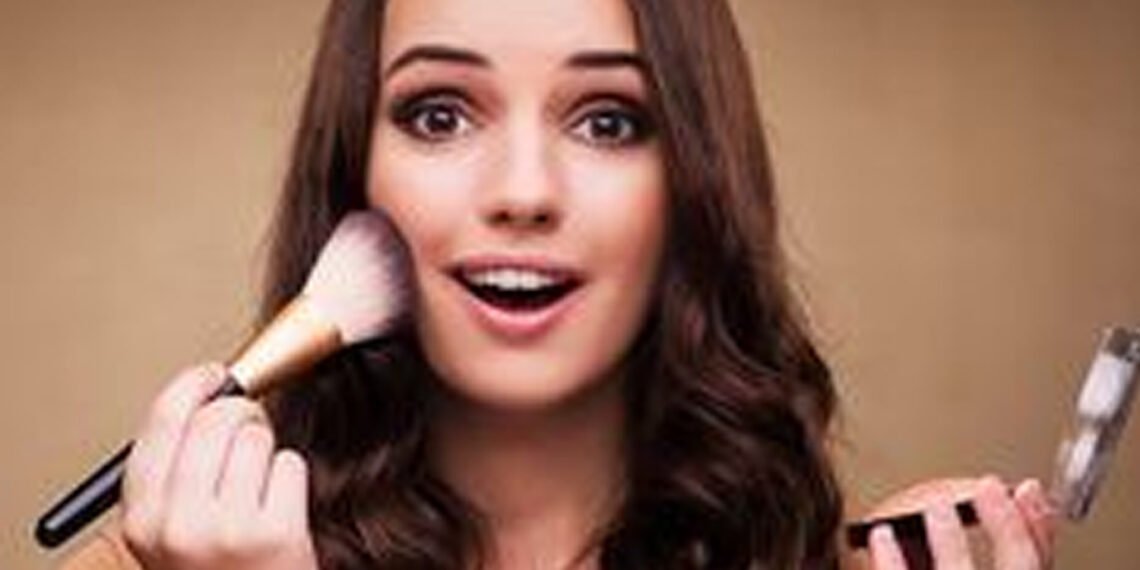 तो आपको पर्फ़ेक्ट मेकअप करना है? यहां पेश है स्टेप बाइ स्टेप गाइड