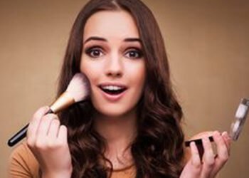 तो आपको पर्फ़ेक्ट मेकअप करना है? यहां पेश है स्टेप बाइ स्टेप गाइड