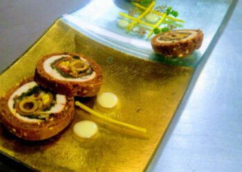 पाइनैप्पल सॉस के साथ स्पाइस क्रस्टेड चिकन रूलाड