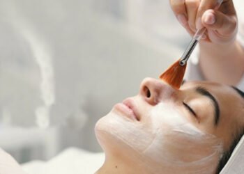 चेहरे को ब्लीच करने के बारे में वे सभी बातें जो आपको जानना चाहिए