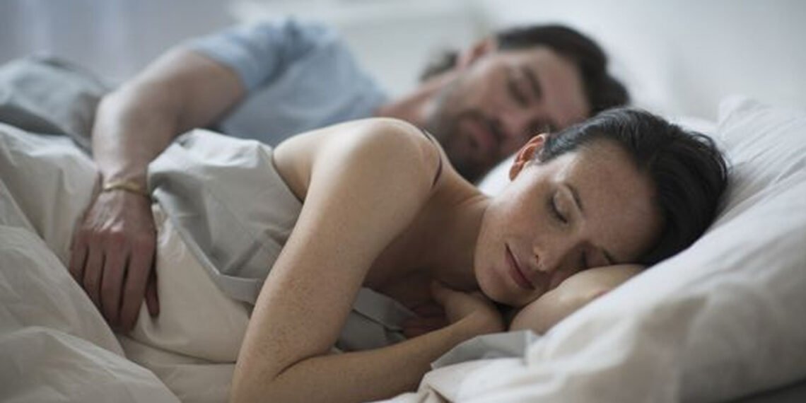 सेक्स लाइफ़ बेहतर बनानी है? तो चैन से सो जाइए…