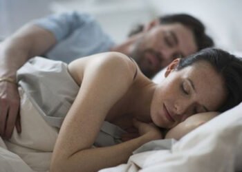 सेक्स लाइफ़ बेहतर बनानी है? तो चैन से सो जाइए…