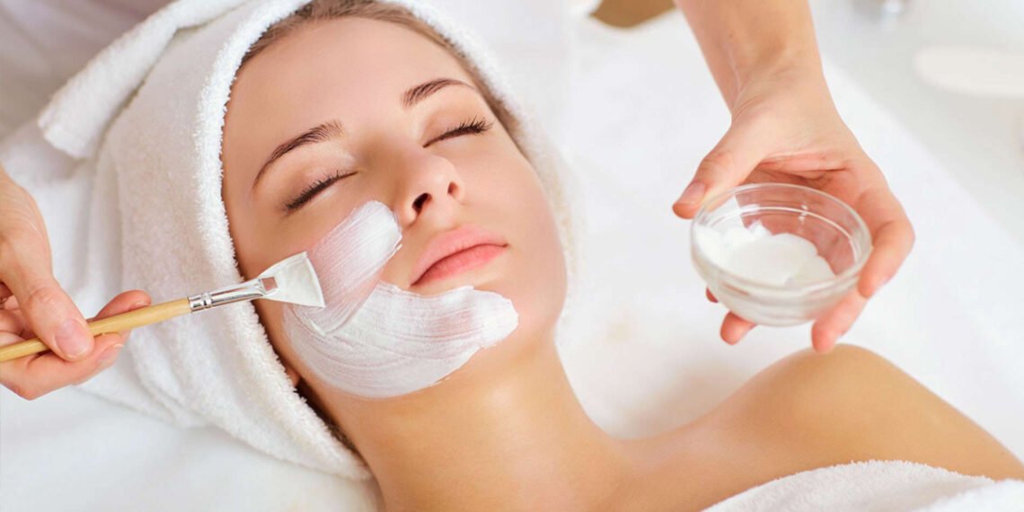 फ़ेशियल कराने जा रही/रहे हैं? तो इन बातों का रखें ध्यान
