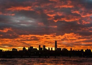 दिन कुछ ऐसे गुज़ारता है कोई: गुलज़ार की कविता