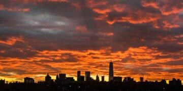 दिन कुछ ऐसे गुज़ारता है कोई: गुलज़ार की कविता