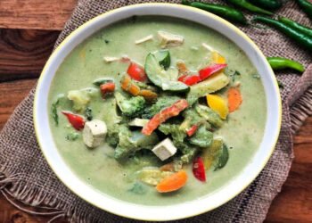 घर पर आसानी से बनाएं वेजेटेबल थाई ग्रीन करी