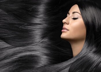 चपटे बालों को घना और बाउंसी दिखाने में कारगर हैं ये ट्रिक्स