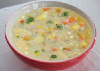 गरमागर्म कॉर्न सूप के साथ उठाइए बारिश का लुत्फ़