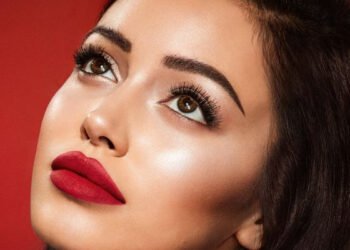 छोटी आंखों को मेकअप के ज़रिए बड़ा दिखाने के आसान तरीक़े