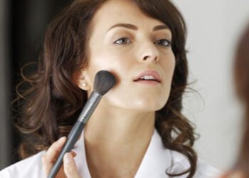 उम्र के तीसरे या चौथे दशक में हैं तो यूं करें मेकअप