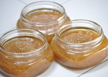 शक्कर से घर पर बने तीन स्क्रब, जो आपकी त्वचा को दुलारेंगे भी