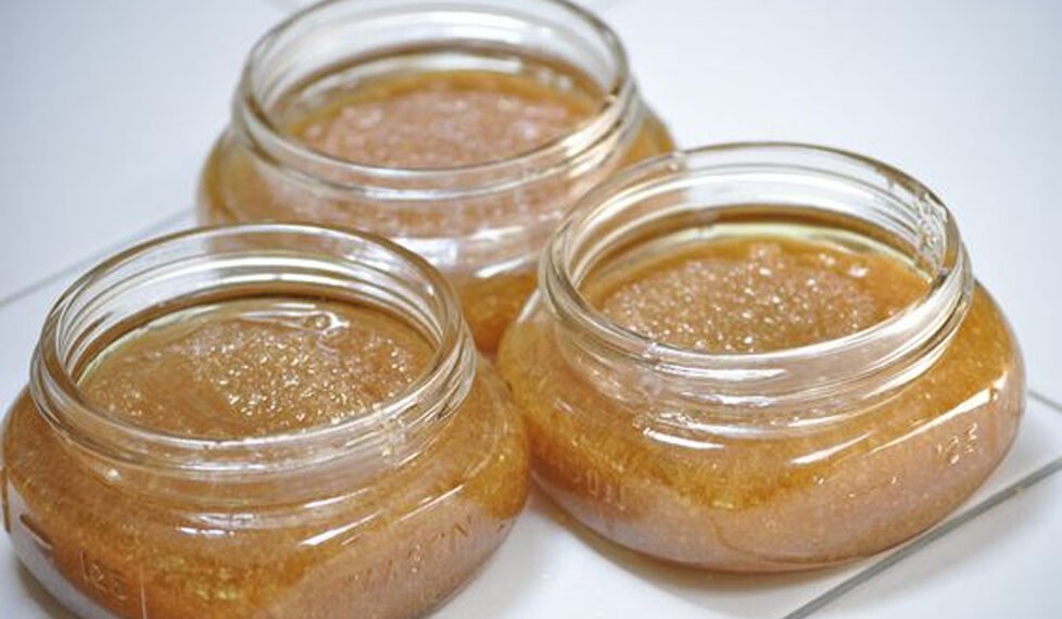 शक्कर से घर पर बने तीन स्क्रब, जो आपकी त्वचा को दुलारेंगे भी