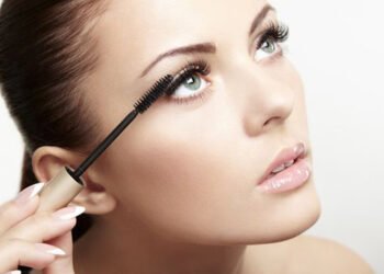 मस्कारा आंखों को मोहक बना देता है, जानिए इसे लगाने का सही तरीक़ा