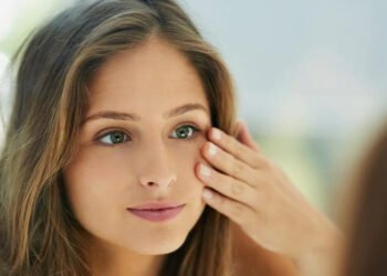 क्या आप आंखों के आसपास की त्वचा की अतिरिक्त देखभाल करती हैं?