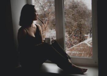 कोरोना ने सिखाया हर रिश्ते को निभाते हुए, थोड़ी दूरी भी ज़रूरी है!