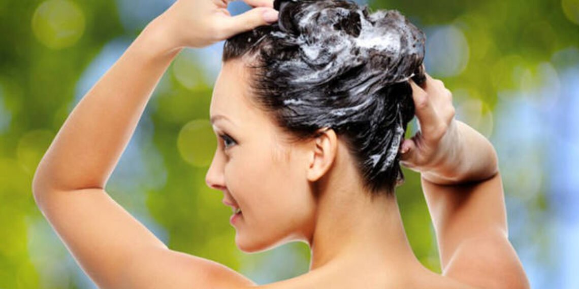 डैंड्रफ़ से परेशान? दही से बने ये हेयर मास्क कारगर रहेंगे