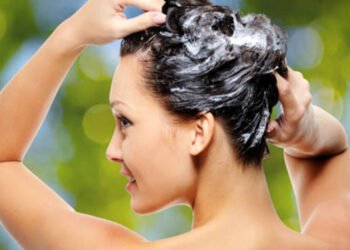 डैंड्रफ़ से परेशान? दही से बने ये हेयर मास्क कारगर रहेंगे