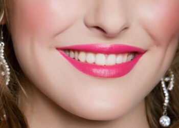 मोतियों जैसे सफ़ेद दांत पाने के कुछ आसान तरीक़े