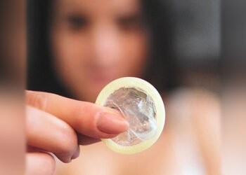 कंडोम से हम भारतीय आज भी हिचकिचाते हैं! क्यों?