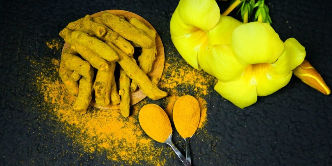 दमकती-बेदाग़ त्वचा के लिए हल्दी के 3 फ़ेस मास्क