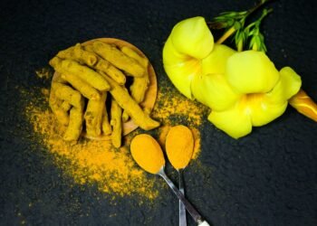 दमकती-बेदाग़ त्वचा के लिए हल्दी के 3 फ़ेस मास्क