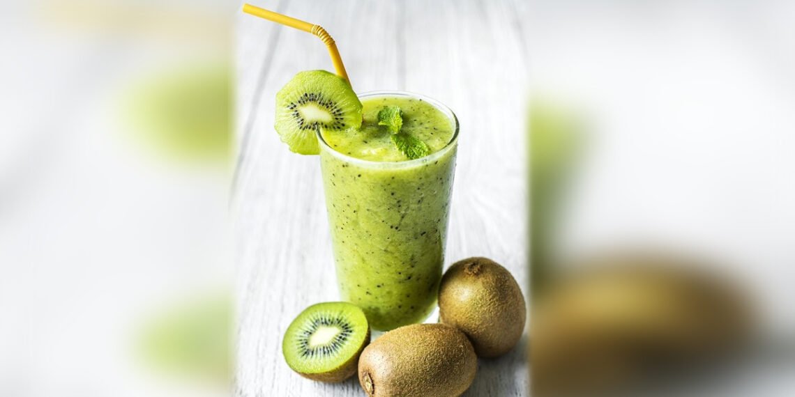 ब्यूटी रेसिपी: किवी, केला और नारियल पानी स्मूदी