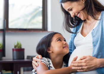 कैसे दें बढ़ते बच्चे को नन्हे मेहमान के आने की ख़बर?