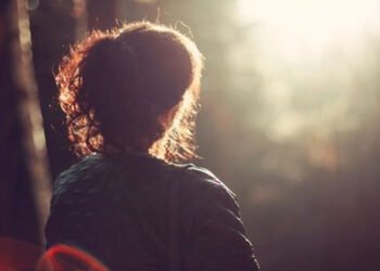 कैसे संभालें ख़ुद को जब जीवन साथी बीच सफ़र में साथ छोड़ दे