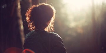 कैसे संभालें ख़ुद को जब जीवन साथी बीच सफ़र में साथ छोड़ दे