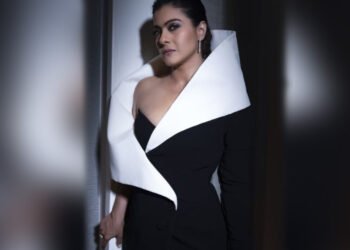 एक्स्पेरिमेंट्स पसंद हैं तो अपनाइए पावर शोल्डर लुक