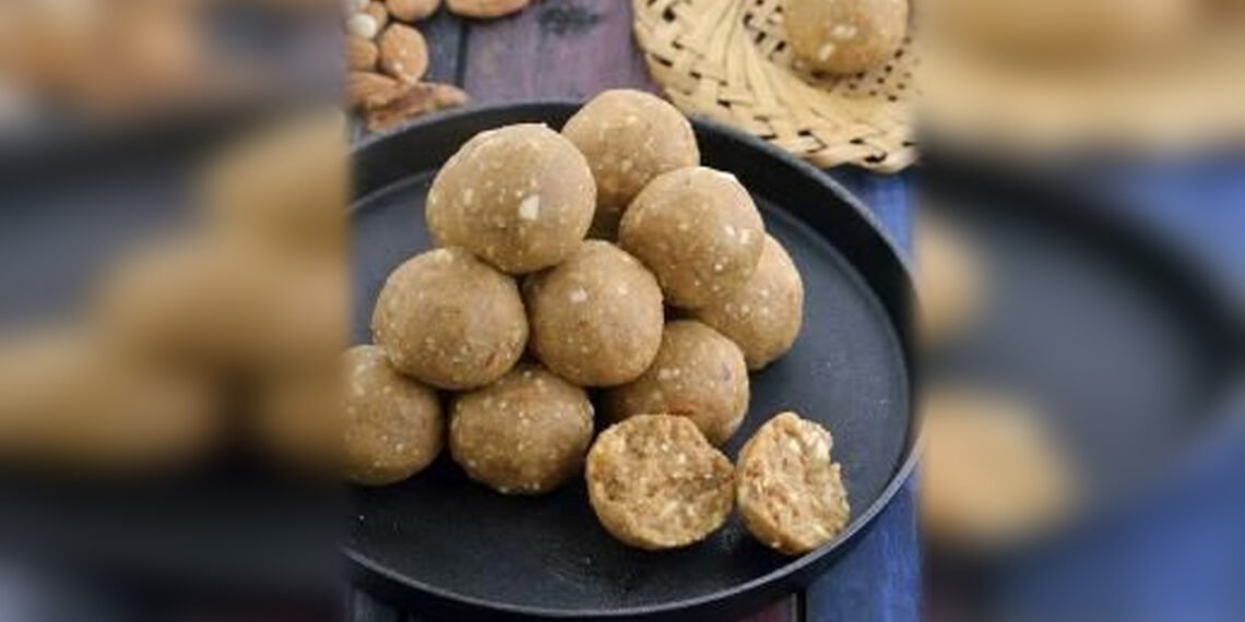 आटा-गुड़-मेवा के ये लड्डू खाइए सर्दियां बिंदास बिताइए