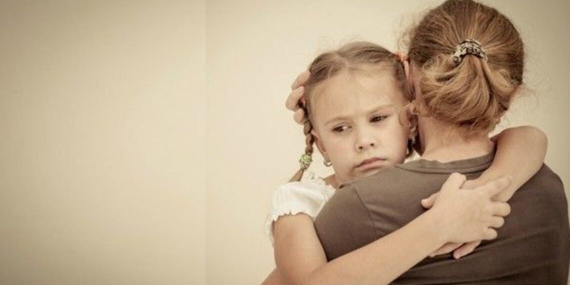 आपका बच्चा खुलकर बात नहीं करता? ये स्ट्रैटजीज़ कारगर रहेंगी