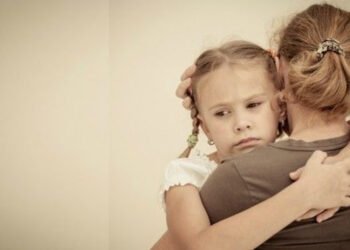 आपका बच्चा खुलकर बात नहीं करता? ये स्ट्रैटजीज़ कारगर रहेंगी