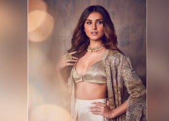 पारंपरिक परिधानों को केप पहनकर दीजिए नया लुक