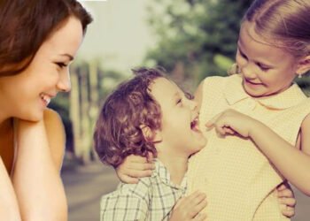अपने बच्चों के बीच स्नेह बढ़ाने के टिप्स