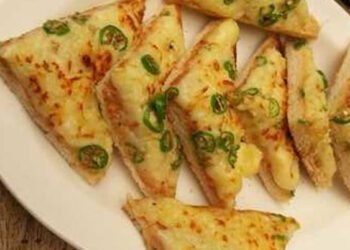 तीखा खाने के दीवाने हैं तो ज़रूर बनाएं चिली चीज़ टोस्ट