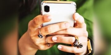 कहीं आपका स्मार्टफ़ोन ओवर-स्मार्टनेस तो नहीं कर रहा?