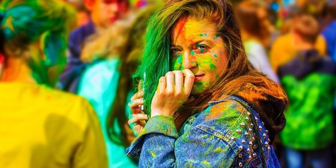 होली के रंगों को बालों पर न करने दें अत्याचार