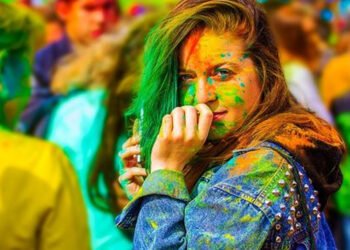 होली के रंगों को बालों पर न करने दें अत्याचार