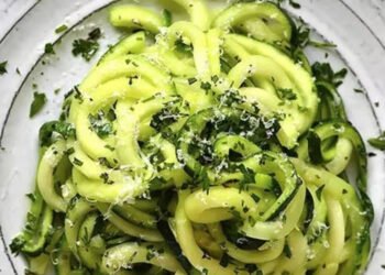 नूडल्स छोड़िए चीज़-गार्लिक ज़ूडल्स बनाइए, खाइए और खिलाइए