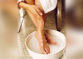 घर पर ही करें पेडिक्योर, ताकि पैरों को फ़्लॉन्ट कर सकें