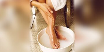 घर पर ही करें पेडिक्योर, ताकि पैरों को फ़्लॉन्ट कर सकें