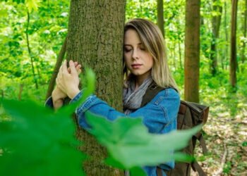 पेड़ों से आलिंगन, दूर भगाएगा डिप्रेशन