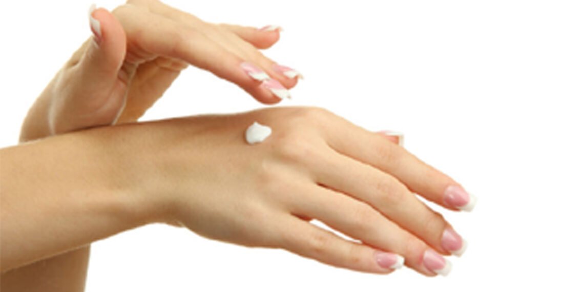 हाथों को दुलारना है ज़रूरी, यहां जानें कैसे रखें इनका ख़्याल